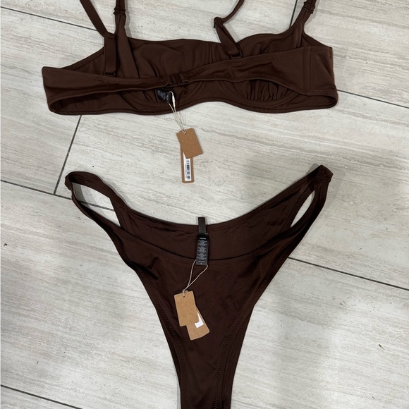 SKIMS Bikini Set bra size 4x and bikini is size 3 - Picture 5 of 11
